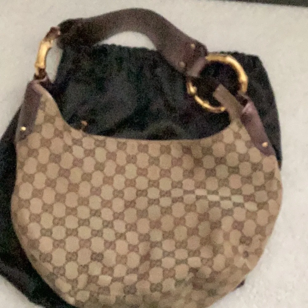 Authentic vintage GUCCI
Bamboo Ring Hobo - Picture 13 of 13